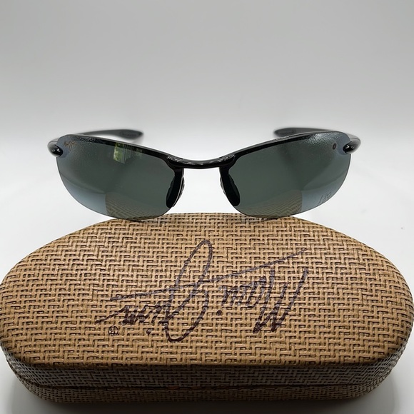 NWOT. Unisex Maui Jim wraparound Sport sunglasses. Black frames with char lens - Picture 1 of 5